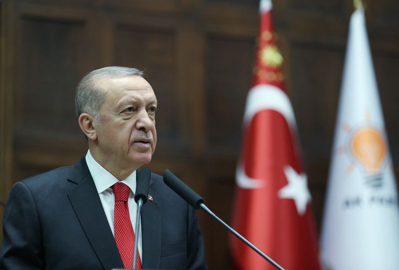 &copy; Reuters. الرئيس التركي رجب طيب أردوغان يتحدث أمام أعضاء البرلمان من حزب العدالة والتنمية في أنقرة في الثاني من نوفمبر تشرين الثاني 2022. صورة لرويترز (