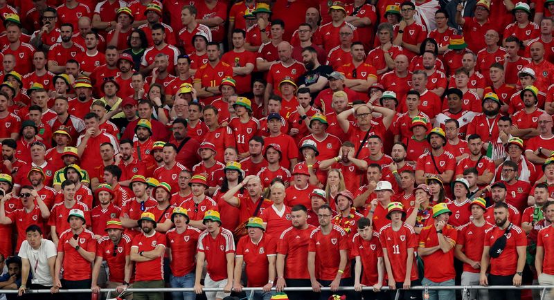 &copy; Reuters. Fútbol - Copa Mundial de la FIFA Qatar 2022 - Grupo B - Estados Unidos contra Gales - Estadio Ahmad Bin Ali, Al Rayyan, Qatar - 21 de noviembre de 2022. Aficionados de Gales. REUTERS/Carl Recine TPX IMAGES OF THE DAY