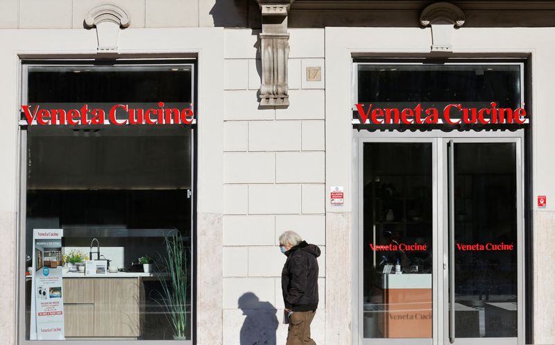 &copy; Reuters. Un uomo passa davanti a un negozio Veneta Cucine, durante la pandemia di coronavirus (COVID-19) a Roma, Italia, 13 dicembre 2021. Immagine scattata il 13 dicembre 2021. REUTERS/Yara Nardi