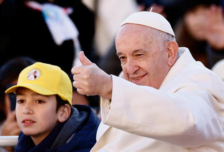 &copy; Reuters. El Papa Francisco saluda a su llegada a la audiencia general semanal en el Vaticano. 23 noviembre 2022. REUTERS/Yara Nardi