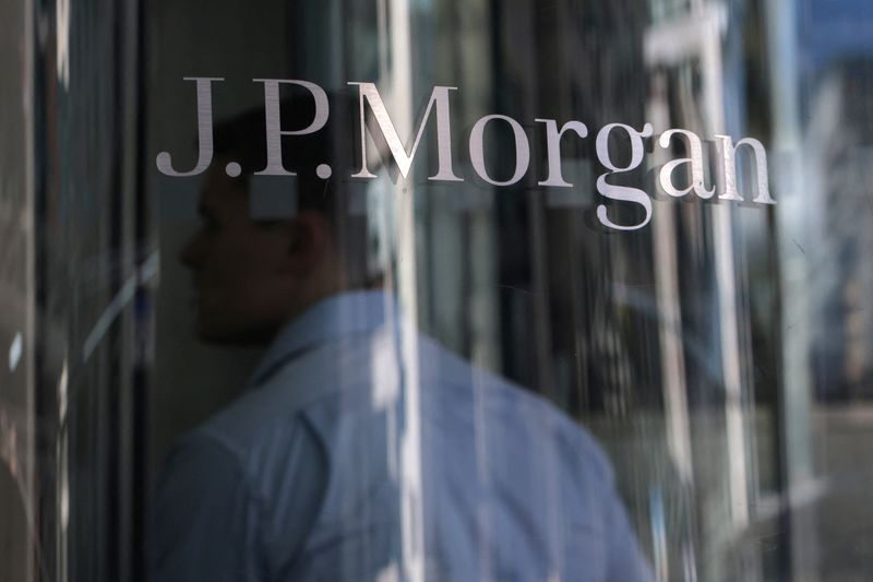 &copy; Reuters. Uma pessoa entra na sede do JPMorgan, em Nova York, EUA. 30/06/2022. REUTERS/Andrew Kelly