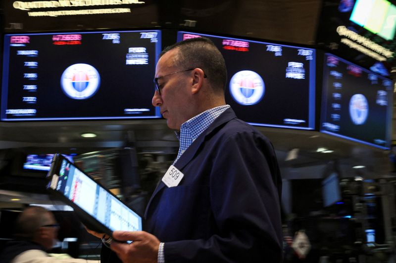 &copy; Reuters. Traders work on the floor of the New York Stock Exchange (NYSE) in New York City, U.S., November 22, 2022. REUTERS/Brendan McDermid