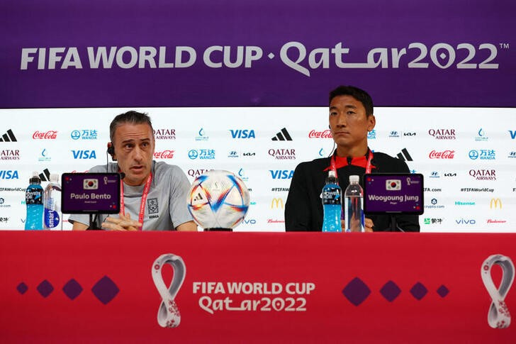 &copy; Reuters. Nov 23, 2022 
Foto del miércoles del futbolista surcoreano Jung Woo-young y el DT Paulo Bento en una rueda de prensa 
REUTERS/Gareth Bumstead