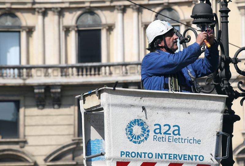 &copy; Reuters. Un operaio A2A al lavoro in centro a Milano.  REUTERS/Stefano Rellandini
