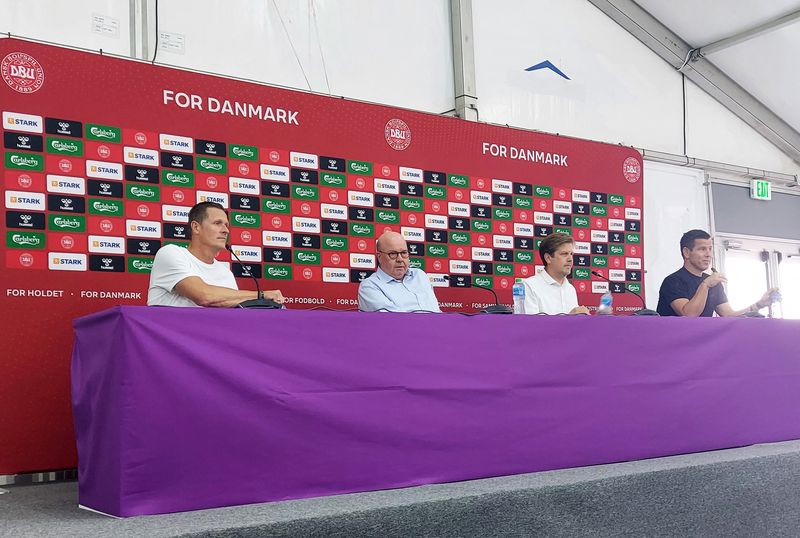 &copy; Reuters.  Nov 23, 2022 
Foto del miércoles de dirigentes de la federación danesa de fútbol en una rueda de prensa en el Mundial de Qatar 
 REUTERS/Philip O'Connor
