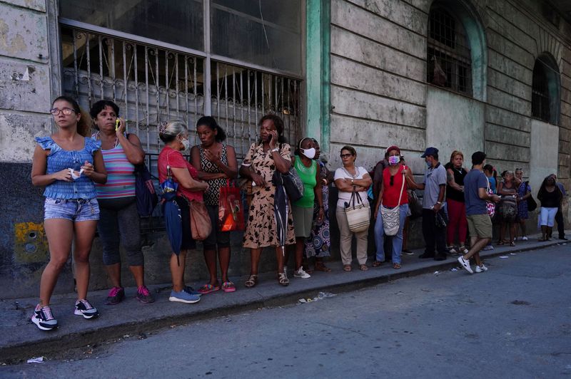 &copy; Reuters. FOTO DE ARCHIVO-Gente espera en la cola para entrar en una tienda en el centro de La Habana, Cuba. 3 de octubre de 2022. REUTERS/Alexandre Meneghini