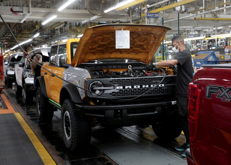 &copy; Reuters. FOTO DE ARCHIVO: Un trabajador en una cadena de montaje de Ford Motor en Wayne, estado de Michigan, Estados Unidos, el 14 de junio de 2021. REUTERS/Rebecca Cook