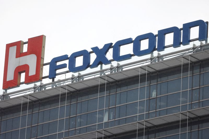 &copy; Reuters. Photo d'archives du logo de Foxconn dans les locaux de l'entreprise à Taipei, Taiwan. /Photo prise le 31 octobre 2022/REUTERS/Carlos Garcia Rawlins