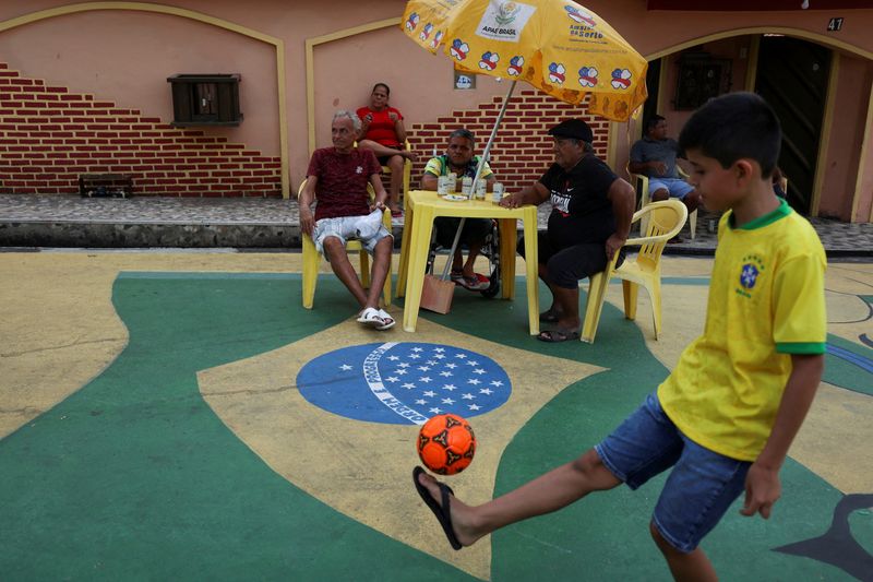 &copy; Reuters. Rua decorada para a Copa do Mundo em Manaus
19/11/2022 REUTERS/ Bruno Kelly