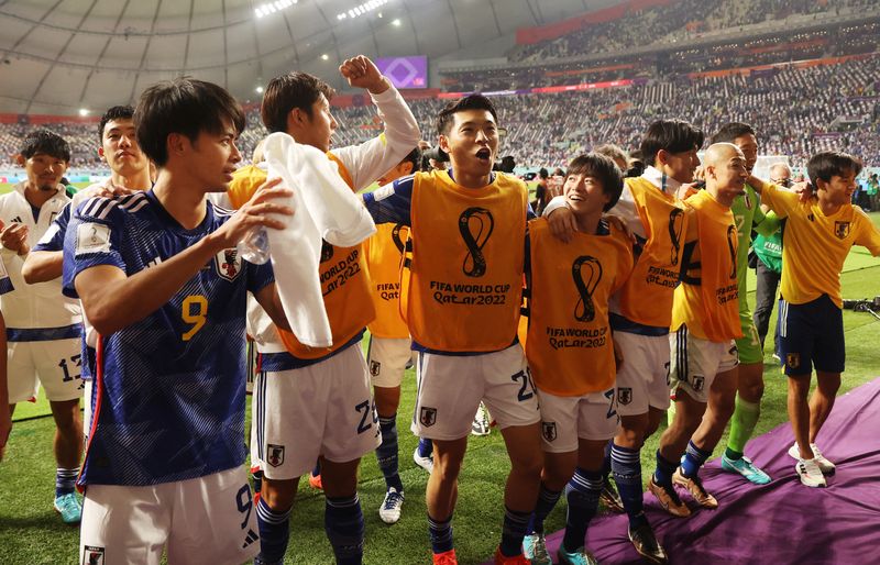 &copy; Reuters. Jogadores da seleção do Japão comemoram vitória sobre a Alemanha na estreia da Copa do Mundo do Catar
23/11/2022 REUTERS/Matthew Childs