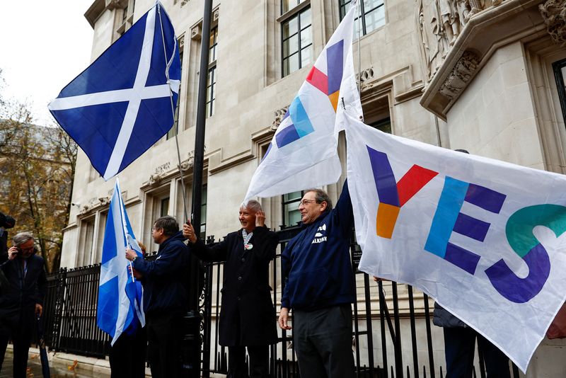 &copy; Reuters. Des militants pro-indépendance écossaise devant la Cour suprême du Royaume-Uni à Londres, en Grande-Bretagne. /Photo prise le 23 novembre 2022/REUTERS/Peter Nicholls