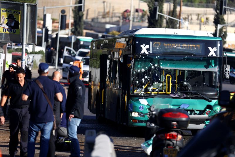 &copy; Reuters. Un bus endommagé après une explosion à un arrêt de bus à Jérusalem. /Photo prise le 23 novembre 2022/REUTERS/Ronen Zvulun