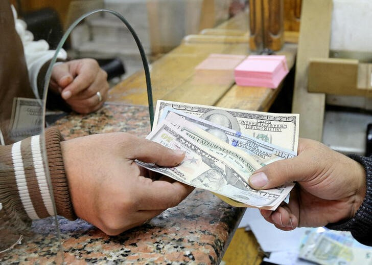 &copy; Reuters. Imagen de archivo de un cliente cambiando dólares a libras egipcias en una casa de cambio en el centro de El Cairo, Egipto.