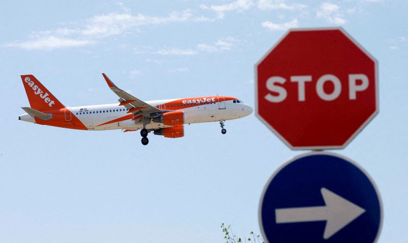 &copy; Reuters. FILE PHOTO: An Easyjet aircraft approaches Josep Tarradellas Barcelona - El Prat airport the day before a cabin crew strike, while it passes next to a Stop traffic sign, near Barcelona, Spain, June 30, 2022. REUTERS/Albert Gea