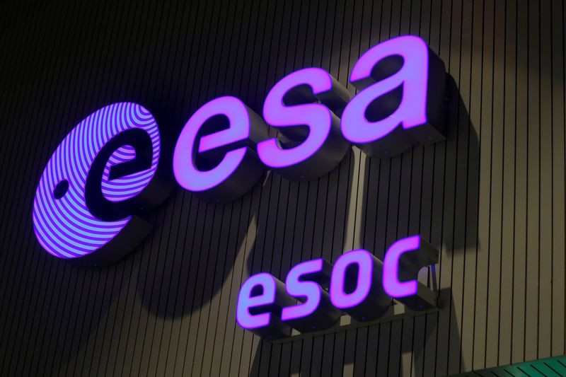 &copy; Reuters. Le logo de l'Agence spatiale européenne (ESA) dans la salle de contrôle du Centre européen d'opérations spatiales (ESOC) à Darmstadt, Allemagne. /Photo prise le 17 juin 2016/REUTERS/Ralph Orlowski