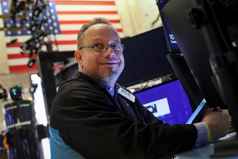 &copy; Reuters. Un operador trabaja en el parqué de la Bolsa de Nueva York (NYSE) en la ciudad de Nueva York, Estados Unidos. 22 de noviembre de 2022. REUTERS/Brendan McDermid