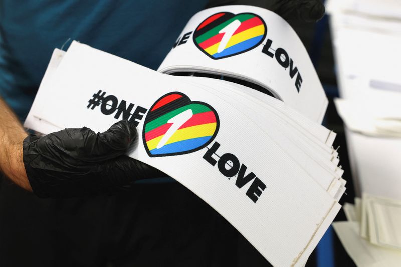 &copy; Reuters. Un trabajador lleva los brazaletes de One Love, prohibidos por la FIFA en el Mundial de Qatar 2022, en Utrecht, Países Bajos. 23 de noviembre, 2022. REUTERS/Staff