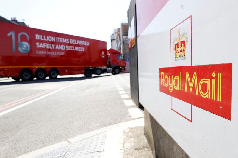 &copy; Reuters. Photo d'archives du logo de Royal Mail devant le bureau de tri de Mount Pleasant à Londres, en Grande-Bretagne, prise le 25 juin 2020/REUTERS/John Sibley