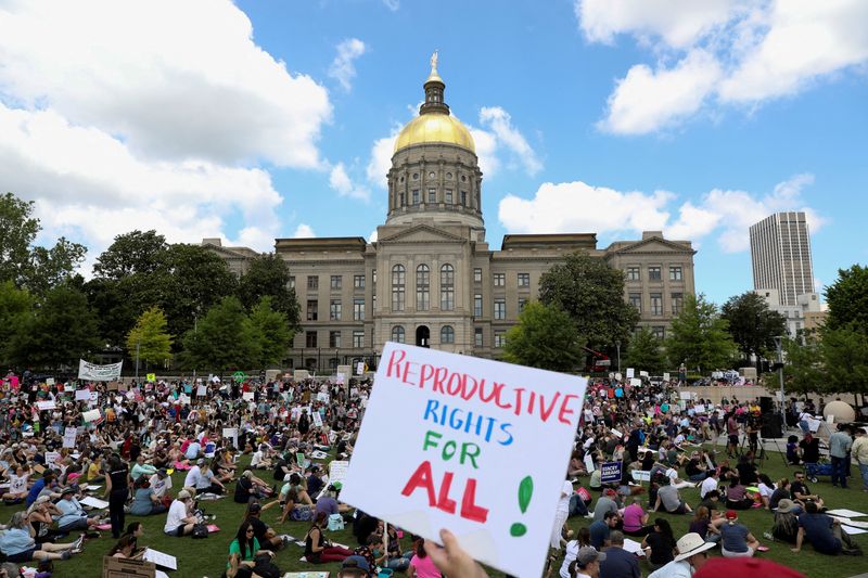 &copy; Reuters. FILE PHOTO: Abortion rights protesters participate in nationwide demonstrations following the leaked Supreme Court opinion suggesting the possibility of overturning the Roe v. Wade abortion rights decision, in Atlanta, Georgia, U.S., May 14, 2022. REUTERS