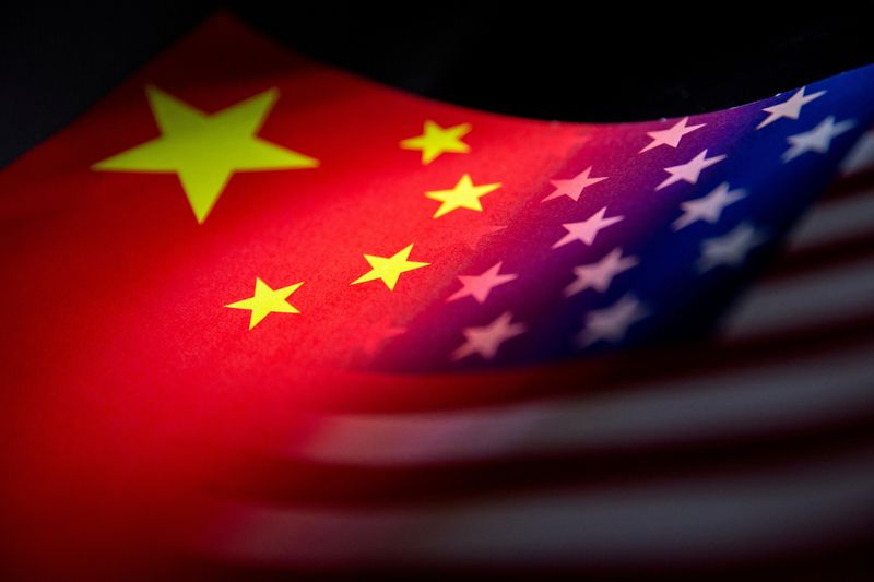 &copy; Reuters. FOTO DE ARCHIVO: Las banderas de China y de Estados Unidos fundidas en una impresión en papel, en esta imagen de ilustración tomada el 27 de enero de 2022. REUTERS/Dado Ruvic