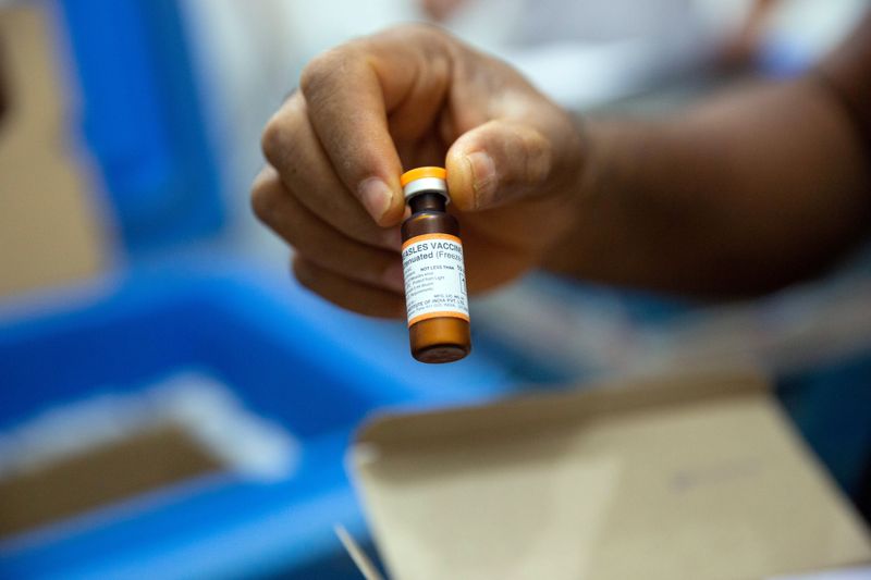 &copy; Reuters. FOTO DE ARCHIVO.  Una médica revisa una vía de una vacuna contra el sarampión en un centro de salud de la organización Médicos Sin Fronteras en la localidad de Boso-Manzi, en la República Democrática del Congo. Febrero 27, 2020. REUTERS/Hereward Ho