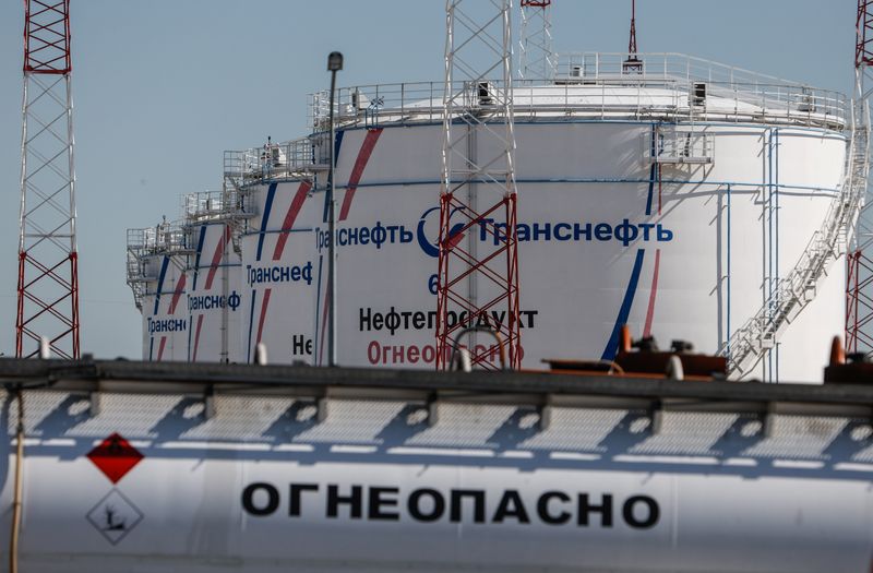 &copy; Reuters. FILE PHOTO: A view shows oil tanks at Volodarskaya LPDS production facility owned by Transneft oil pipeline operator in the village of Konstantinovo in the Moscow region, Russia June 8, 2022. REUTERS/Maxim Shemetov/File Photo