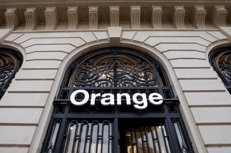 Telecoms group Orange signs sustainability-linked refinancing of 6 billion euros syndicated credit facility