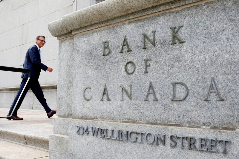 &copy; Reuters. FILE PHOTO: Bank of Canada Governor Tiff Macklem walks outside the Bank of Canada building in Ottawa, Ontario, Canada June 22, 2020. REUTERS/Blair Gable/File Photo