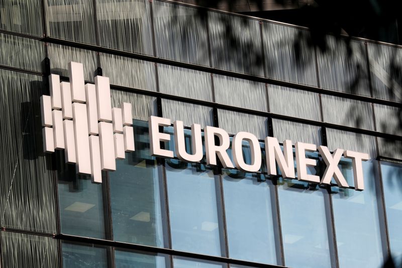 &copy; Reuters. Photo d'archives du logo d'Euronext à son siège dans le quartier de la Défense à Paris. /Photo prise le 21 novembre 2019/REUTERS/Charles Platiau