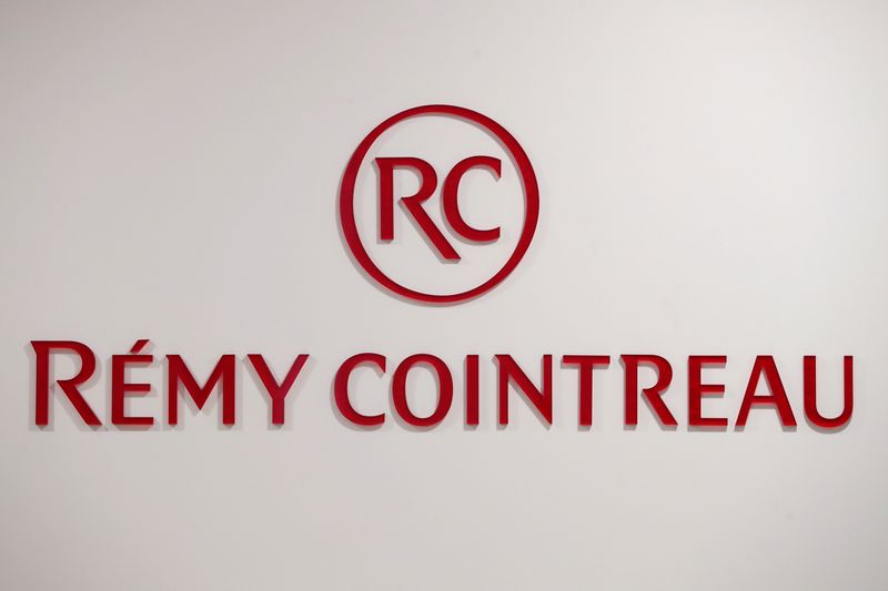 &copy; Reuters. Photo d'archives du logo de Remy Cointreau à son siège à Paris, France. /Photo prise le 21 janvier 2019/REUTERS/Benoit Tessier