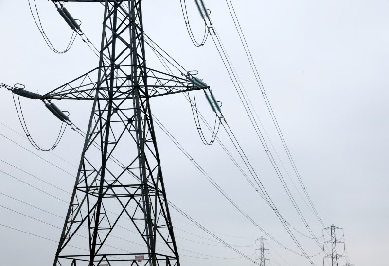 &copy; Reuters. FILE PHOTO: Electricity pylons are seen in Wellingborough, Britain, March 30, 2022. REUTERS/Andrew Boyers/File Photo