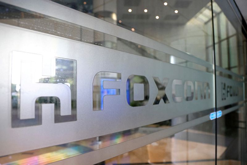 &copy; Reuters. FOTO DE ARCHIVO. El logo de Foxconn en una puerta de cristal en su edificio de oficinas en Taipéi, Taiwán. 12 de noviembre de 2020. REUTERS/Ann Wang