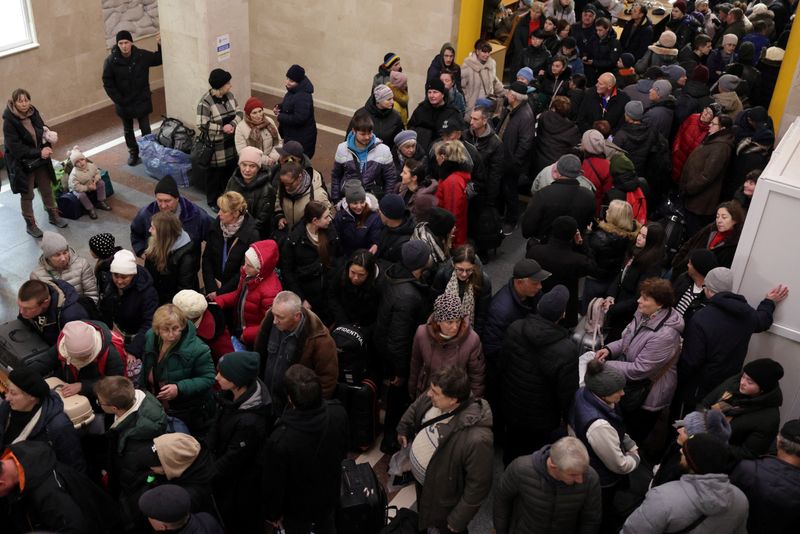 &copy; Reuters. FOTO DE ARCHIVO. Personas esperan para subir a un tren con destino a Kiev, tras la retirada militar rusa de Jersón, en la estación central de trenes de Jersón, Ucrania. 23 de noviembre de 2022. REUTERS/Murad Sezer