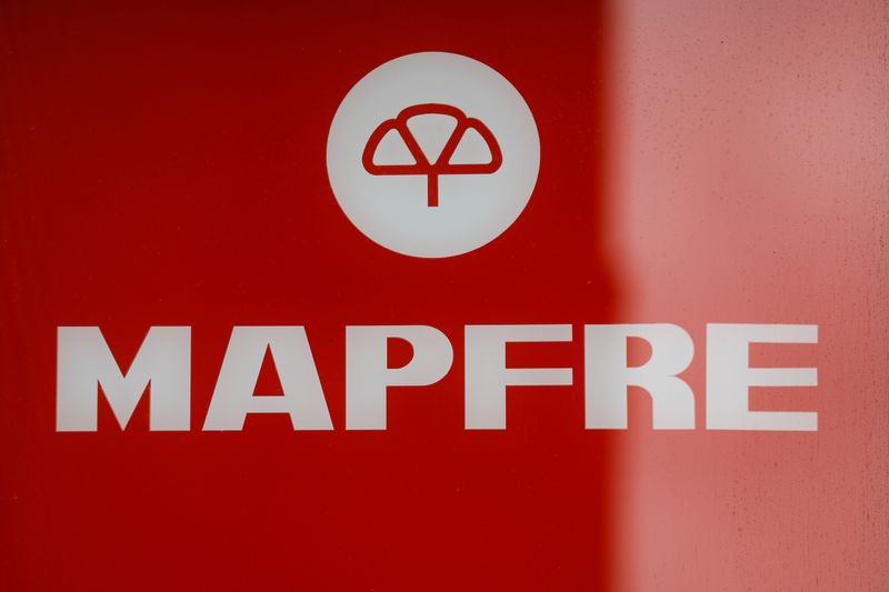 &copy; Reuters. FOTO DE ARCHIVO. El logo de la aseguradora española Mapfre en el exterior de una de sus oficinas en Madrid, España