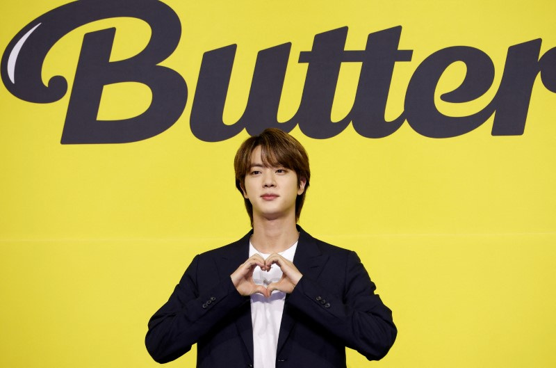 &copy; Reuters. FOTO DE ARCHIVO. Jin, miembro de la banda de K-pop BTS, posa durante la promoción del nuevo single 'Butter' en Seúl, Corea del Sur. 21 de mayo de 2021. REUTERS/Kim Hong-ji