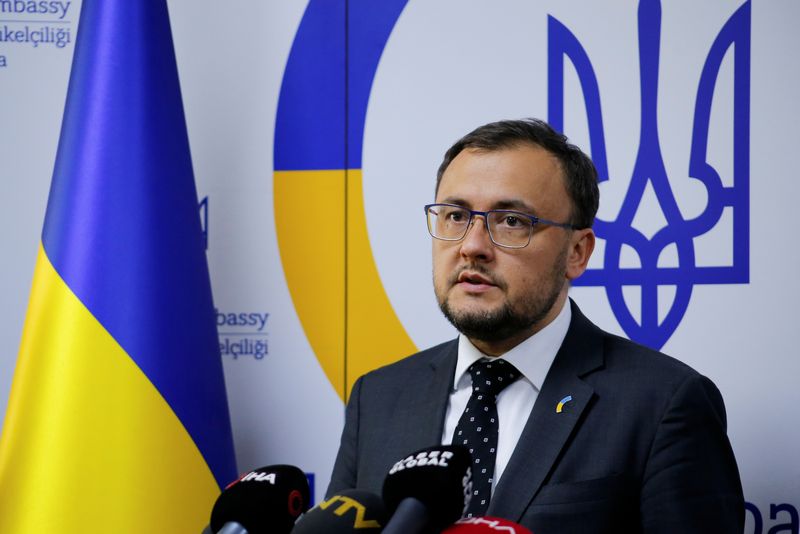 Exclusive-Russians, Ukrainians met in UAE to discuss prisoner swap, ammonia, sources say