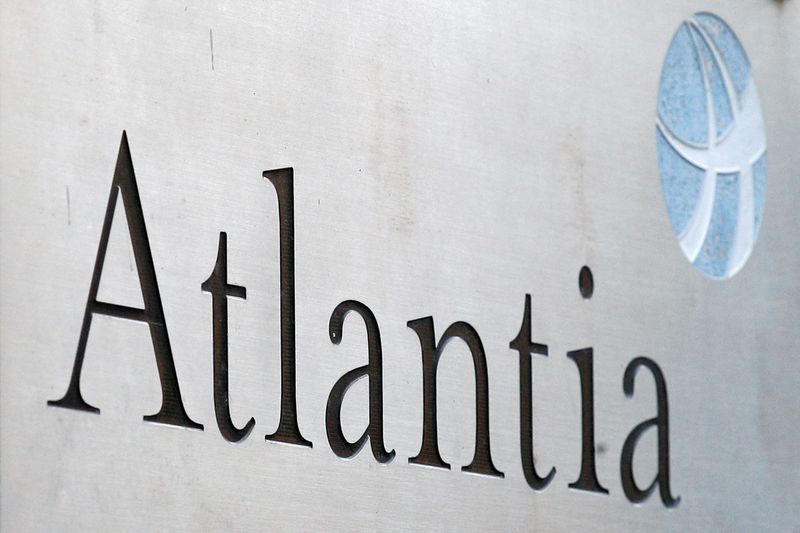 &copy; Reuters. Il logo di Atlantia è visibile all'esterno della sede, a Roma, Italia, 5 ottobre 2020. REUTERS/Guglielmo Mangiapane
