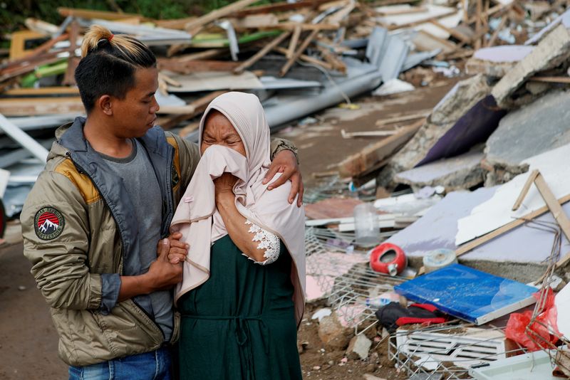 &copy; Reuters. Una mujer reacciona después de ver su casa destruida tras el terremoto del lunes que afectó a Cianjur, provincia de Java Occidental, Indonesia. 24 de noviembre de 2022. REUTERS/Ajeng Dinar Ulfiana