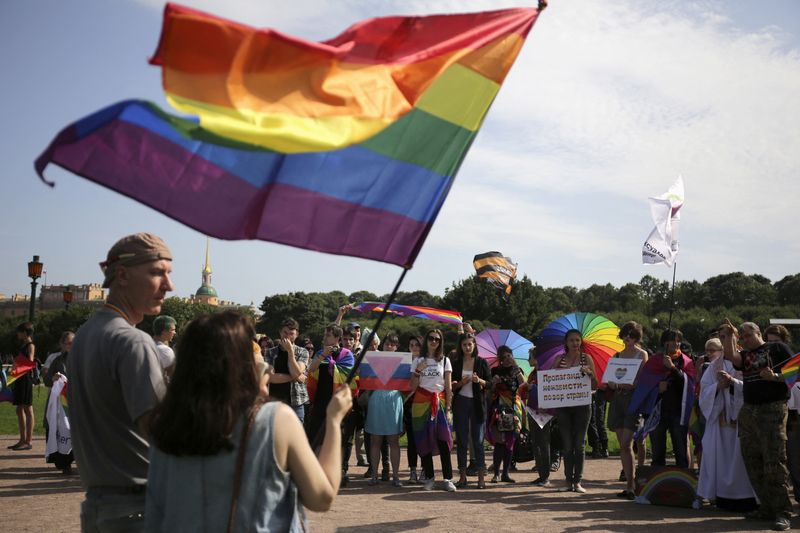 &copy; Reuters. FOTO DE ARCHIVO. Personas participan en la manifestación de la comunidad LGBT (lesbianas, gays, bisexuales y transexuales) "VIII Orgullo de San Petersburgo", en San Petersburgo, Rusia. 12 de agosto de 2017. REUTERS/Anton Vaganov