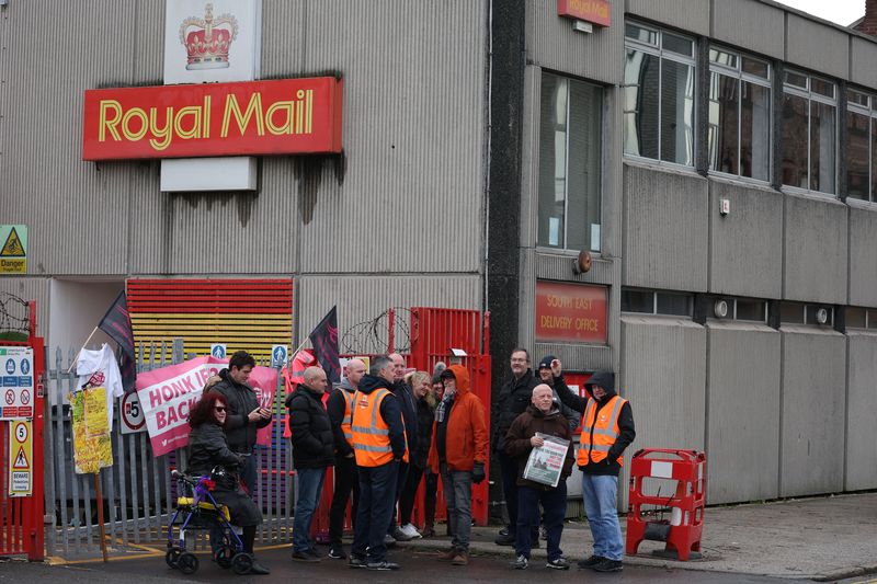 UK university staff, Scottish teachers, postal workers begin walkouts