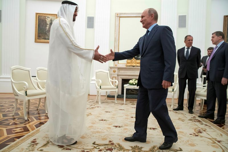© Reuters. Russian President Vladimir Putin (R) shakes hands with Abu Dhabi's Crown Prince Sheikh Mohammed bin Zayed al-Nahyan of the United Arab Emirates during a meeting at the Kremlin in Moscow, Russia June 1, 2018. Pavel Golovkin/Pool via REUTERS
