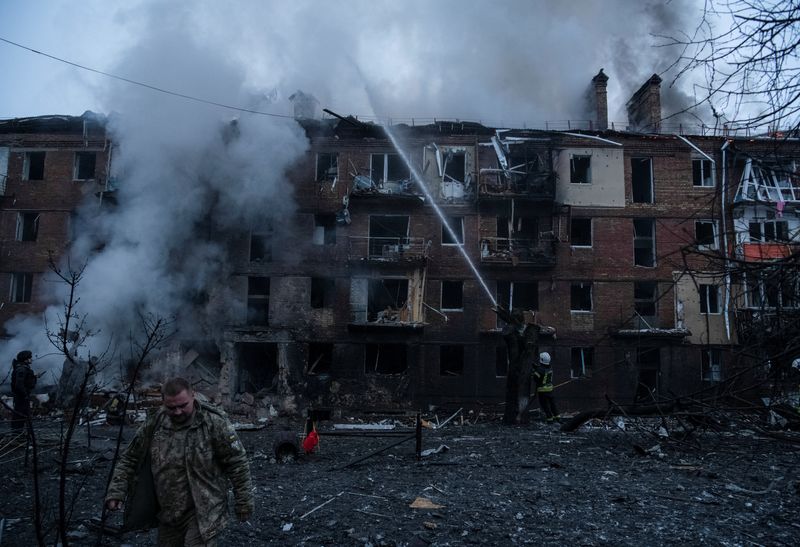 © Reuters. عمال إنقاذ بموقع مبنى سكني لحقت به أضرار بفعل قصف روسي على بلدة بالقرب من كييف يوم  الأربعاء. تصوير: فلاديسلاف موسينكو - رويترز.