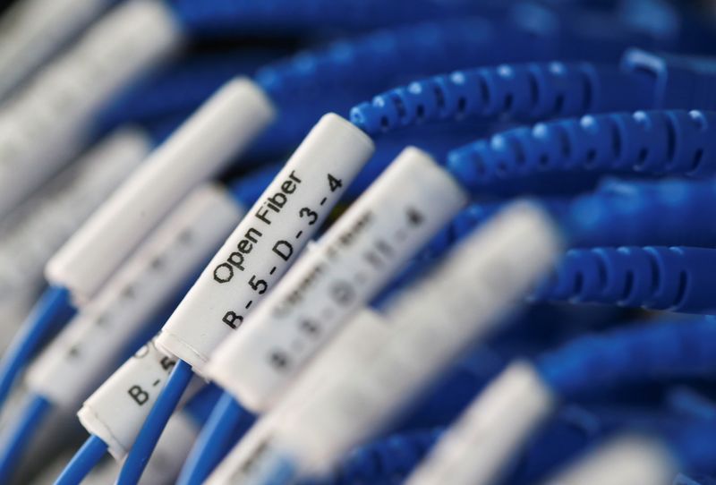 &copy; Reuters. FOTO DE ARCHIVO. Imagen referencial de cables de fibra óptica para proveedores de internet en una sala de servidores del Grupo Enel en Perugia, Italia. 23 de junio de 2017. REUTERS/Alessandro Bianchi