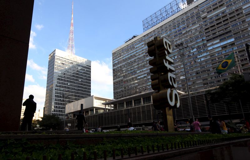 &copy; Reuters. Homem fala ao celular ao lado da sede do Banco Safra, em
São Paulo. 26/03/2015. REUTERS/Paulo Whitaker/File Photo