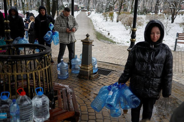 &copy; Reuters. Residentes locales llenan botellas de agua después de la que la infraestructura civil crítica fue golpeada por ataques con misiles rusos en Kiev, Ucrania. 24 noviembre 2022. REUTERS/Valentyn Ogirenko