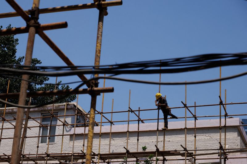 &copy; Reuters. FOTO DE ARCHIVO: Un trabajador en una obra de construcción de un edificio de apartamentos en rehabilitación en Pekín, China.