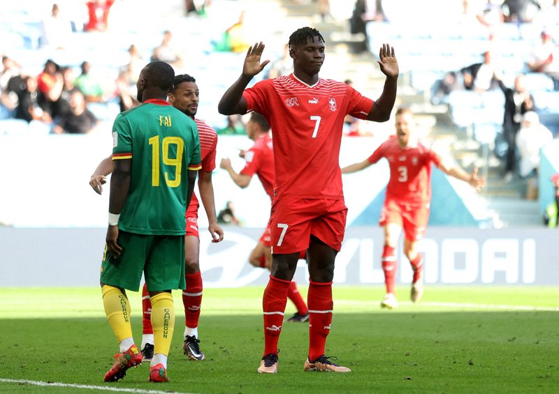 &copy; Reuters. مهاجم منتخب سويسرا لكرة القدم بريل إمبولو يحتفل بعد إحراز الهدف الأول في الكاميرون في لقائهما بكأس العالم على استاد الجنوب بالوكرة يوم الخم