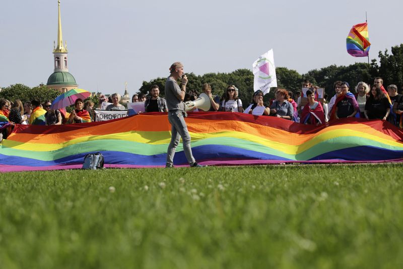 &copy; Reuters. Des gens participent à une manifestation soutenant la communauté LGBT à Saint-Pétersbourg, en Russie. /Photo prise le 12 août 2017/REUTERS/Anton Vaganov