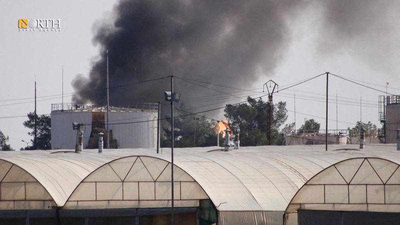 &copy; Reuters. دخان يتصاعد بعد غارة جوية على حقل نفط في منطقة القامشلي بسوريا يوم الأربعاء. صورة لرويترز من طرف ثالث. (يحظر إعادة البيع أو الوضع في أرشيف ويح