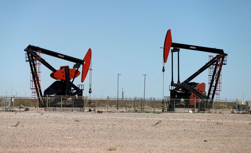 &copy; Reuters. Due pompe petrolifere al deposito di gas e olio di scisto Vaca Muerta, in Argentina.  REUTERS/Agustin Marcarian